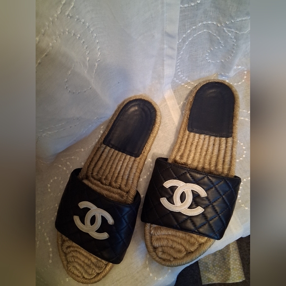 CHANEL Navy And White Quilted Slides - Picture 7 of 8